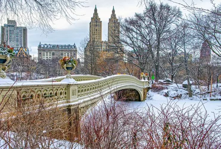 Puente de Proa, en el Central Park, todo nevado en temporada de invierno