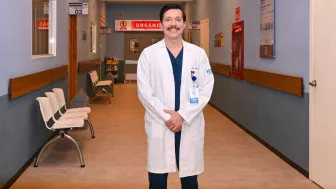 Daniel García interpreta a “Daniel Luna”, un médico especialista en urgencias caracterizado por su lealtad.