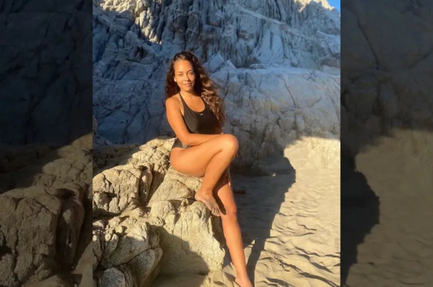 Karla en la playa.jpg