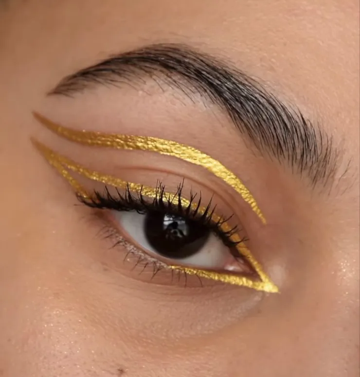 Delineador oro en ojos cafés