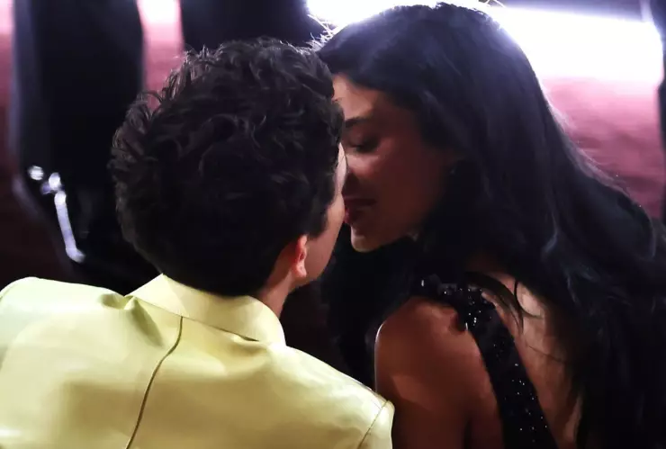 Timothee Chalamet y Kylie Jenner beso en lo oscars .jpg