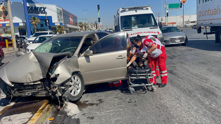 Mujer choca contra camellón.