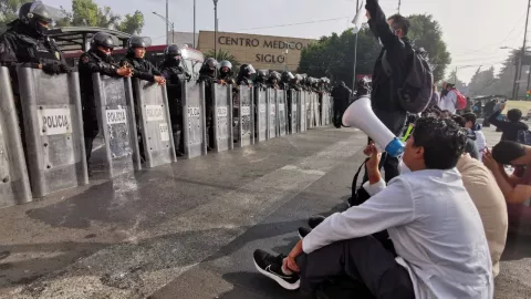 Cierre en avenida Cuauhtémoc: Médicos protestan en Centro Médico para defender a compañera
