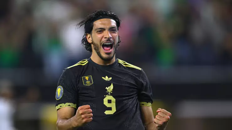Raúl Jiménez celebra con la Selección Mexicana