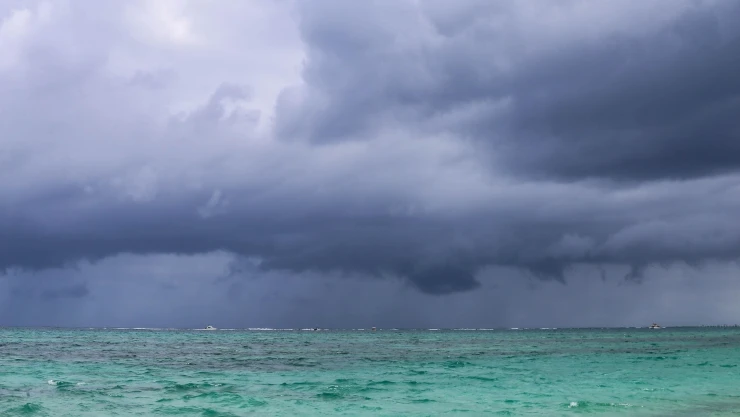 Vista de una tormenta sobre el mar Caribe