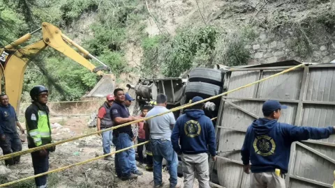 autobús vuelca y deja al menos 26 muertos
