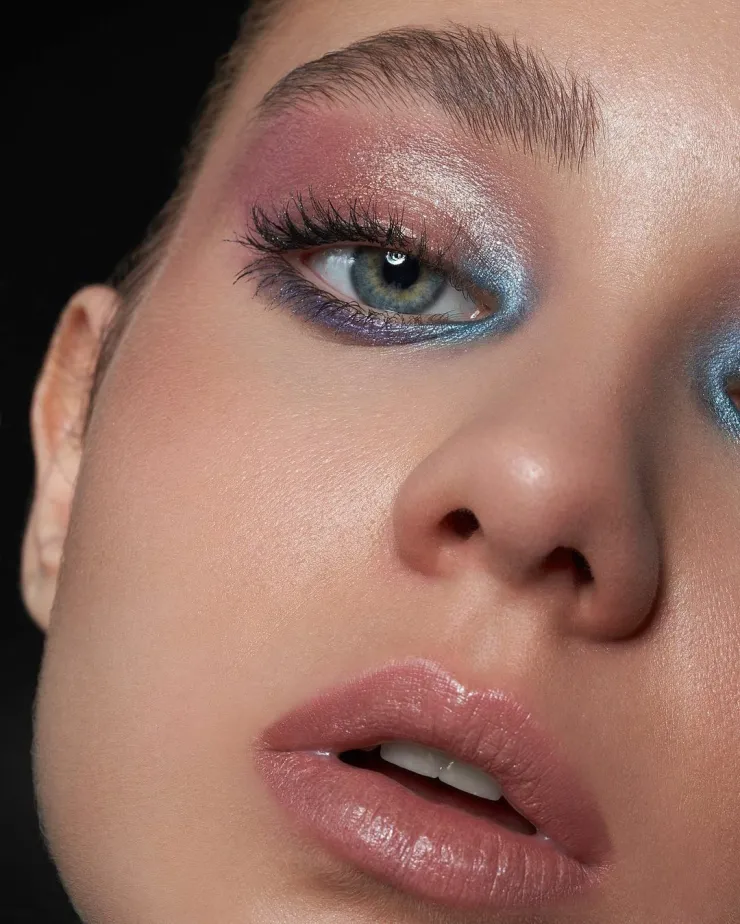 El contraste entre sombras rosas y azules está en tendencia en primavera