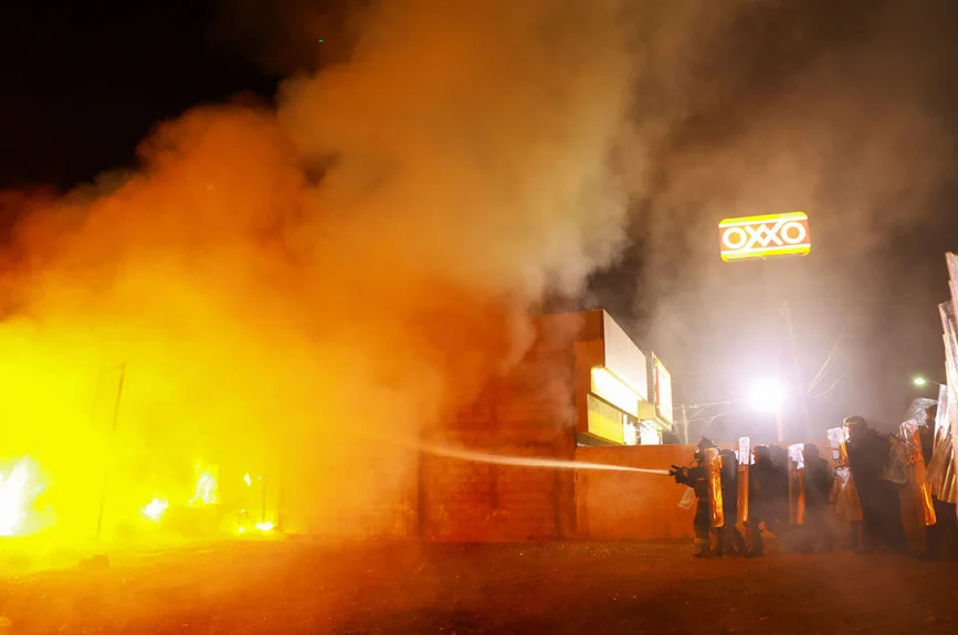 fuego_campamento_migrantes_chihuahua_policias_manguera_