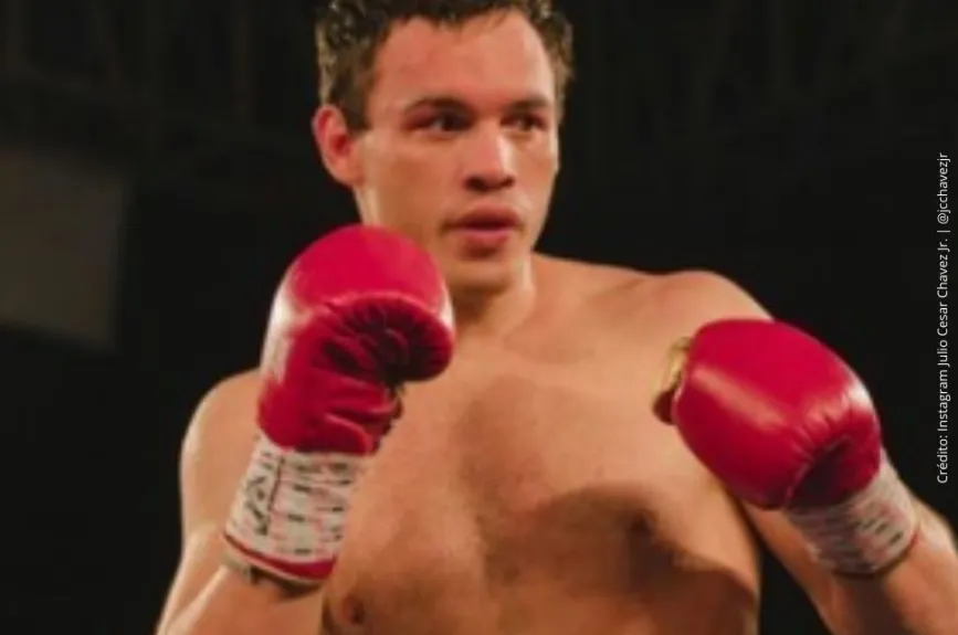 Julio Cesar Chavez Jr. con guantes rojos..jpg