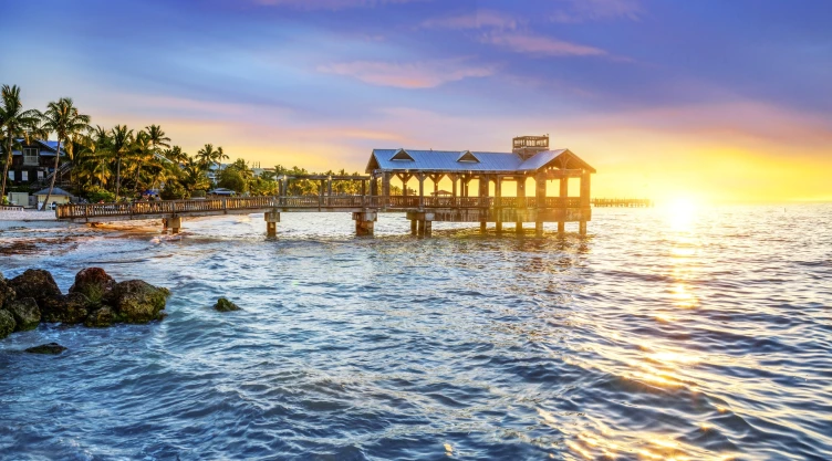 un icónico atardecer en la isla de Key West, Florida.