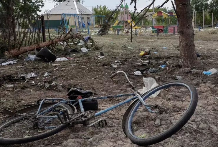 Tragedia en Donetsk: ataque aéreo ruso contra el pueblo de Yarova deja 24 muertos y 19 heridos. Ucrania exige más sanciones contra Moscú.