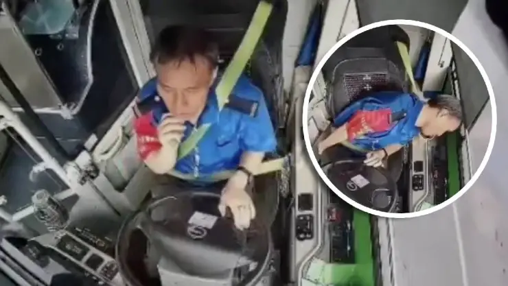 ¡Se estrelló! Conductor de autobús de pasajeros se desmaya y provoca fuerte accidente