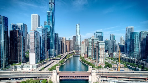Imágen aérea de la ciudad de Chicago, con sus calles, su río en el medio y los imponentes edificios.