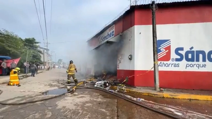 La tienda quedó dañada al 100 por ciento, señalaron los bomberos.