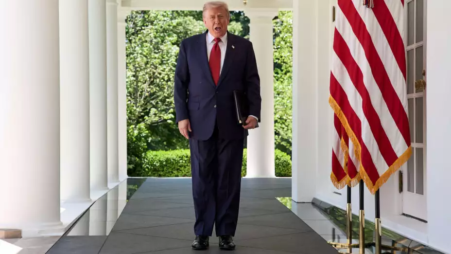 Donald Trump, camina por la columnata de la Casa Blanca.