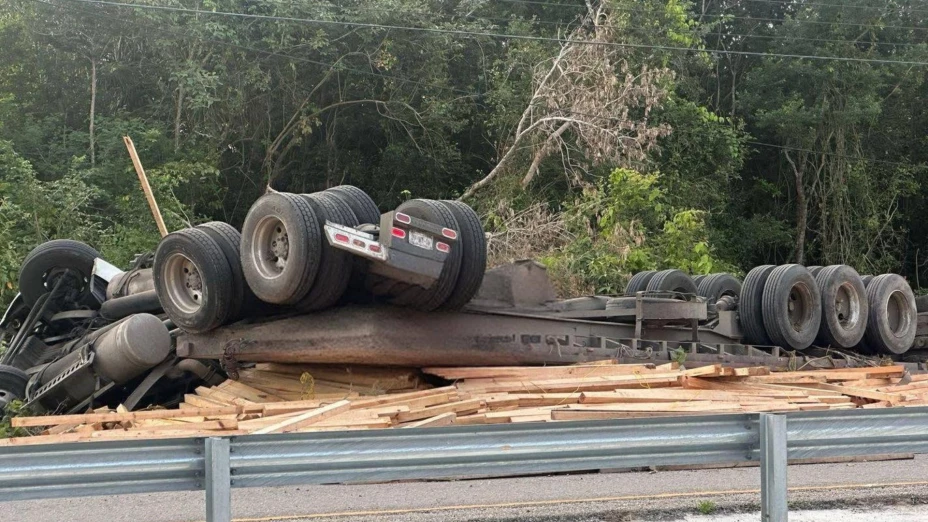 Volcadura de tráiler con madera en la Tulum-Playa del Carmen paraliza el tráfico.jpg