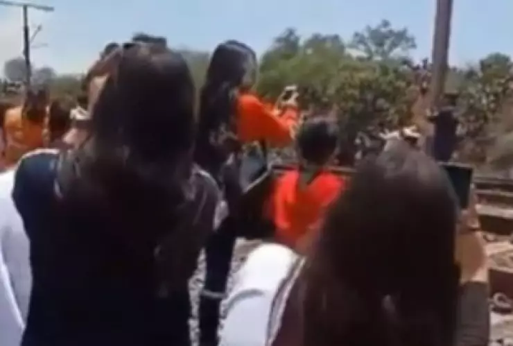 Mujer golpeada Locomotora La Emperatriz