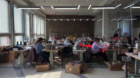 Tras invasión, chalecos antibalas y cascos; nueva vestimenta para niños en Ucrania.