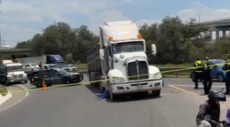Ciclista muere atropellada por tráiler en Circuito Exterior Mexiquense; el conductor fue detenido