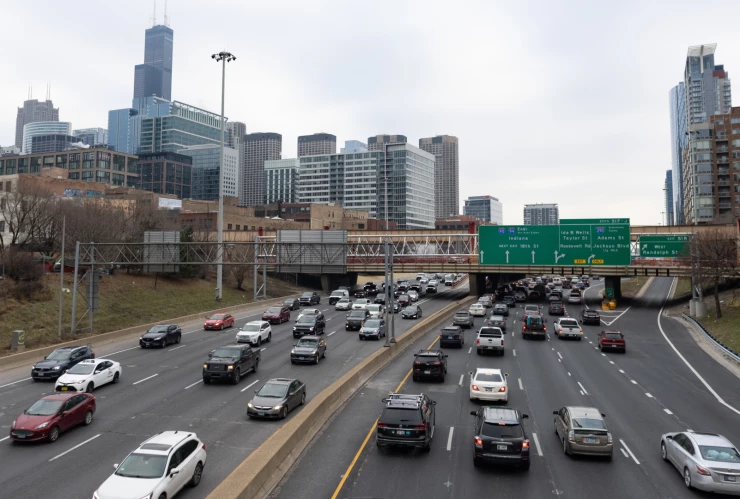 Vehículos recorren la Kennedy Expressway de Illinois