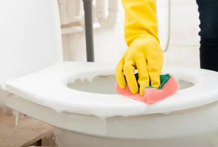 Las líneas amarillas en el inodoro pueden generarse por varios factores y la limpieza no es la única.