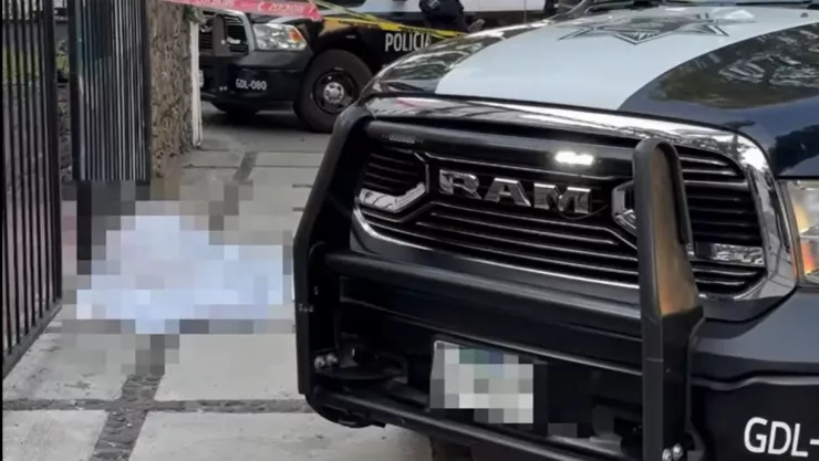 ¡IMÁGENES SENSIBLES! Vigilante de la tercera edad fallece en plena vía pública de Guadalajara