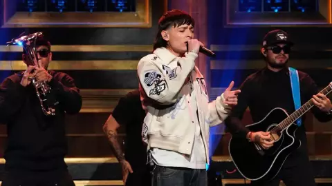 peso pluma tendra que pagar para poder cantar ella baila sola