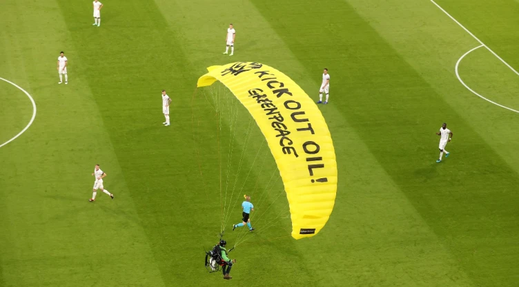 activista_greenpeace_allianz_arena