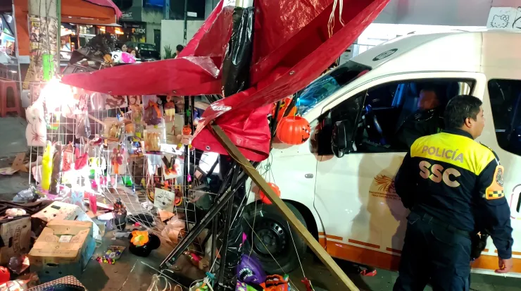 Una camioneta tiró fuertemente un puesto de disfraces