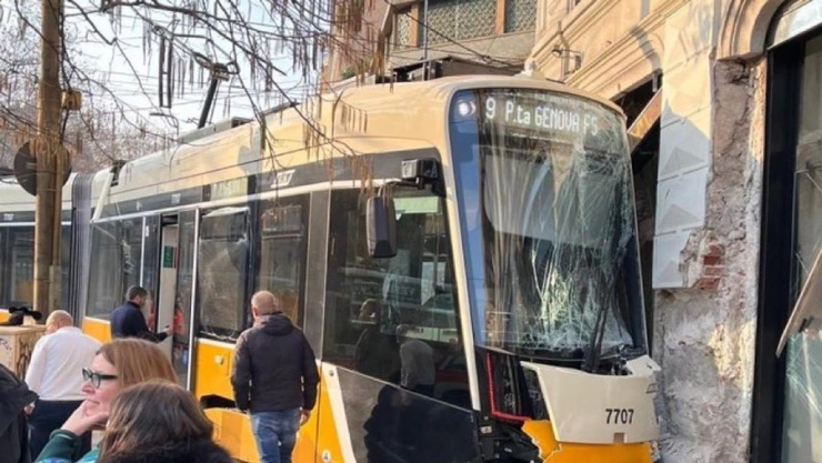 Tranvía choca contra un edificio en Milán y deja 2 muertos y 38 heridos