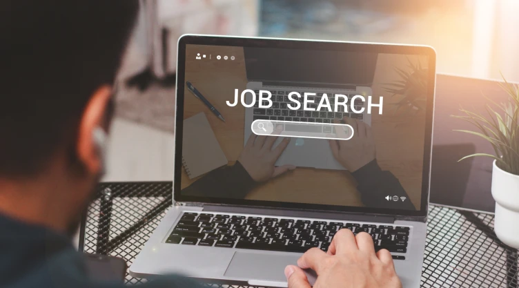 Una persona busca empleo en una computadora.