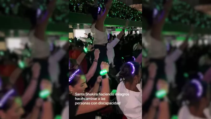 Video Milagro en concierto de Shakira Mujer en silla de ruedas se para en pleno show.jpg