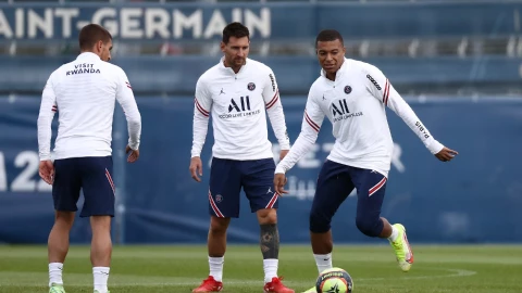 Messi y Mbappé en un entrenamiento con el PSG