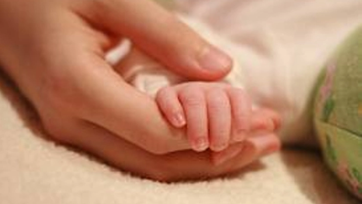 Muere bebé lesionado durante sismo en Colima.