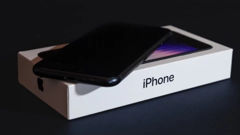 El iPhone SE, lanzado a fines de 2022, está en oferta en Elektra