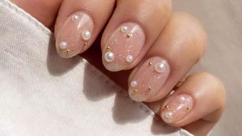 uñas cortas con perlas oficina