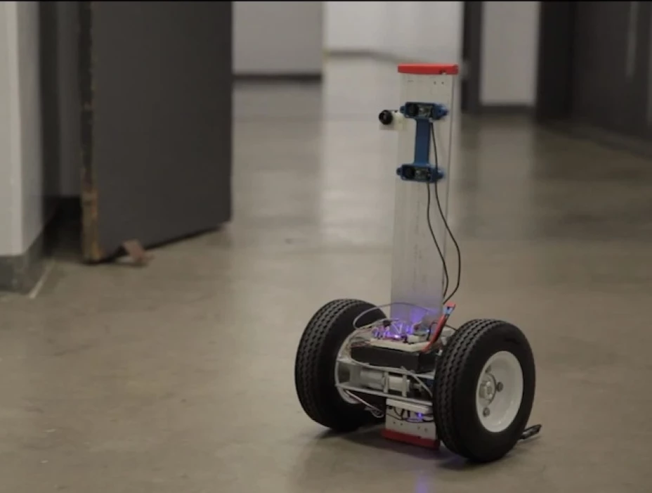 El ‘robot bombero’ brinda información logística y puede ayudar a buscar y rescatar víctimas