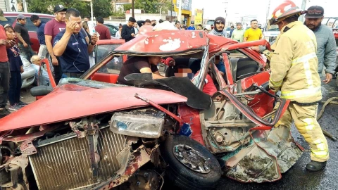 Uno de los lesionados en el accidente quedó prensado en su vehículo.