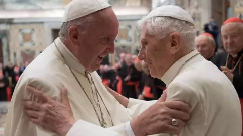 Benedicto XVI está “muy enfermo"; el Papa Francisco pide oración