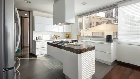 Las cocinas minimalistas se caracterizan por tonos neutros y ambientes despejados