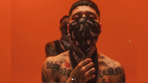 Denuncian que Santa Fe Klan mandó golpear a un fan y él responde