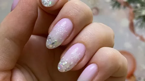 En 2026, los diseños de uñas apuestan por líneas finas, degradés sutiles y detalles metálicos con estilo moderno.