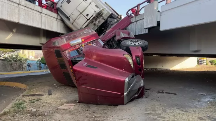 Edomex: Tráiler cae de un puente tras perder el control en Tlalnepantla