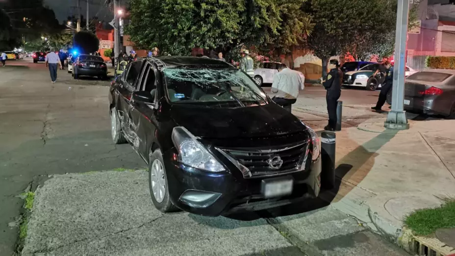 Auto vuelca en la colonia Portales Norte; responsable huye