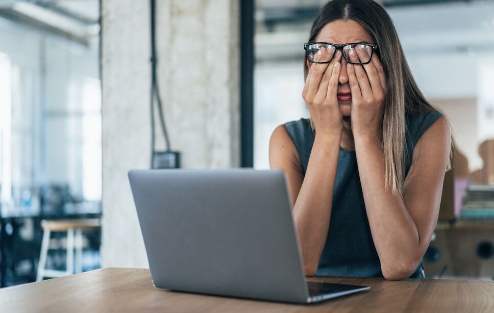 mujer vulnerable en su trabajo