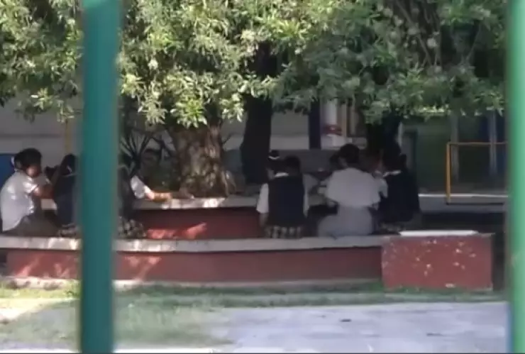 Toman clases en el patio por calor nuevo leon.jpg