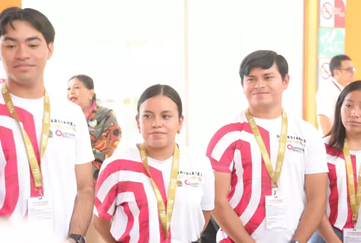 Entregan Distintivos de Excelencia en el Servicio a dependencias estatales en Quintana Roo; estas la recibieron.webp