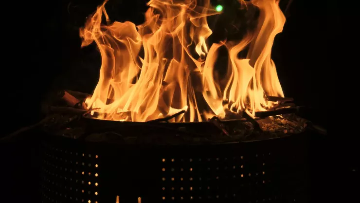 Horror familiar joven asesina a su madre y quema su cuerpo en el patio de su casa.jpg