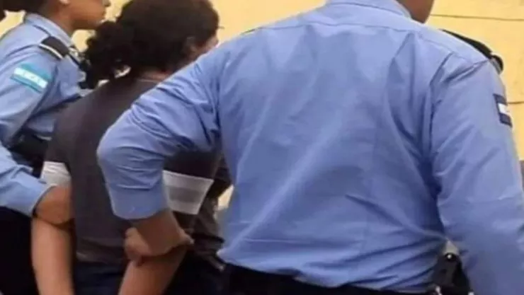 Mujer joven de 15 años mata a su novio por salir sin su permiso