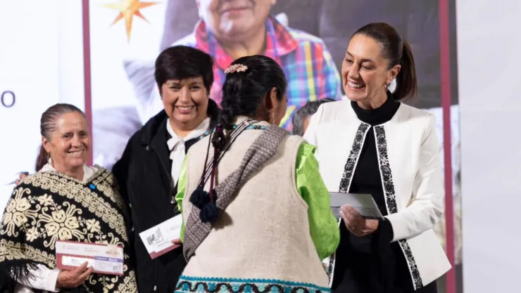 Entrega de tarjetas del bienestar a mujeres de 63 y 64 años.